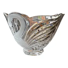 Foto de um(a) Antigo Vaso Centro De Mesa Cisne Cristal Francês Satiné, da categoria de Centro de mesa. Antigo e belíssimo vaso, centro de mesa em cristal francês, com decoração de cisnes em relevo. Ótimo tamanho para fazer... Vendido no marketplace Trésors.