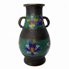Foto de um(a) Antigo Raro Vaso Com Alças Ânfora Bronze Cloisonné Oriental, da categoria de Vasos. Antigo e lindo vaso com alças em bronze Cloisonné, linda decoração esmaltada à mão ao redor da peça. Início do século XX.... Vendido no marketplace Trésors.