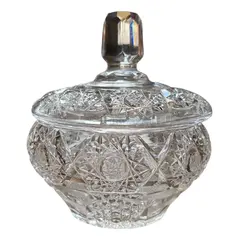 Foto de um(a) Antiga Caixa Porta Joias Bomboniere Cristal Tcheco Lapidado, da categoria de Garrafas, potes e jarros. Antiga e especial caixa decorativa em cristal Tcheco, com primorosa lapidação manual.Seja como porta joias, bomboniere ou... Vendido no marketplace Trésors.