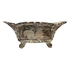 Foto de um(a) Antiga Fruteira Centro De Mesa Navete Em Cristal Alemão, da categoria de Centro de mesa. Antigo e finíssimo centro de mesa no formato navete em cristal translúcido da Alemanha, primorosa lapidação manual em baixo... Vendido no marketplace Trésors.