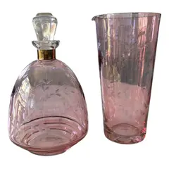Foto de um(a) Antigo Conjunto De Garrafa E Coqueteleira Cristal Furta-cor, da categoria de Garrafas, potes e jarros. Um clássico da década de 1960/70. Antigo e decorativo conjunto com garrafa/licoreira e jarra/coqueteleira em cristal... Vendido no marketplace Trésors.