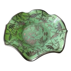 Foto de um(a) Antigo Centro De Mesa Opalina Verde Prata Dama Nua Art Deco, da categoria de Centro de mesa. Antigo e grande centro de mesa em opalina francesa na cor verde, belíssima decoração artística em prata com flores ao redor... Vendido no marketplace Trésors.