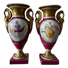 Foto de um(a) Antigo Par Vasos Porcelana França Vieux Paris Louis Philippe, da categoria de Vasos. ~ Louis Philippe ~Antigo e clássico par de vasos com alças estilo ânfora em porcelana artística francesa Vieux Paris. Linda... Vendido no marketplace Trésors.