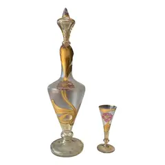 Foto de um(a) Antiga Garrafa Licoreira com Alça Vidro Veneziano Art Nouveau, da categoria de Garrafas. Antiga e belíssima garrafa licoreira em finíssimo vidro artístico veneziano. Base translúcida e o corpo satiné, decoração... Vendido no marketplace Trésors.