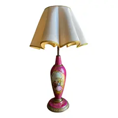 Foto de um(a) Antigo Abajur Luminária Rosa Porcelana Francesa Limoges, da categoria de Abajures. ~ Limoges ~Antigo e lindo abajur em porcelana artística francesa, decoração com cena galante Fragonard e filetes de 18k.... Vendido no marketplace Trésors.