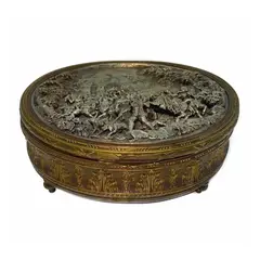 Foto de um(a) Antiga Rara Caixa Escultura Cenas Bronze Francês Assinado, da categoria de Cestos e Caixas. Antiga e imponente caixa porta jóias artístico em bronze francês de altíssima qualidade. Toda feita à mão. Trabalho com... Vendido no marketplace Trésors.