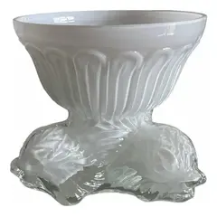 Foto de um(a) Antigo Vaso Centro De Mesa Cachepot Opalina Branca Leitosa, da categoria de Cachepot. ~ Moule Pressed Glass ~ Excepcional vaso/cachepot em opalina branca leitosa, linda decoração com peixes em relevo. Peça... Vendido no marketplace Trésors.