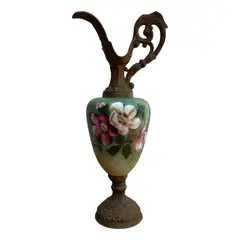 Foto de um(a) Antiga Ânfora Jarro Decorativo Pétit Bronze Opalina Francesa, da categoria de Vasos e recipientes. Antiga e grande jarra decorativa com estrutura em metal trabalhado e parte central em opalina francesa pintada à mão. Peça... Vendido no marketplace Trésors.