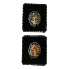 Foto de um(a) Antigos Camafeus Mini Portrait Quadrinhos Italianos Damas, da categoria de Outros objetos decorativos. Lindos e delicados, moldura em prata, veludo e placa de porcelana. Franceses. Mede: 9 x 8cm cada. Vendido no marketplace Trésors.