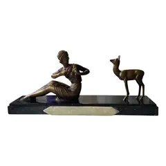 Foto de um(a) Antiga Escultura Bronze Art Deco Dama Com Veado Chiparus, da categoria de Escultura. ~ Demétre H. Chiparus ~Antiga e grande escultura do renomado mestre do Art Deco, Chiparus. Obra representando dama com... Vendido no marketplace Trésors.