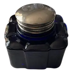 Foto de um(a) Antigo Tinteiro De Coleção Vidro Americano Azul Art Deco, da categoria de Outros colecionáveis. Antigo tinteiro de coleção em vidro americano na cor azul. Guarnições em metal espessurado a prata. Medidas 6x8cm. Vendido no marketplace Trésors.