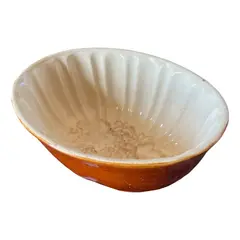 Foto de um(a) Antiga Rara Forma Original Faiança Majólica Alemã Art Deco, da categoria de Travessas e tigelas. Antiga e rara forma em faiança/majólica alemã, decoração com uvas. Peça muito decorativa e toda original do século XX.Altura... Vendido no marketplace Trésors.