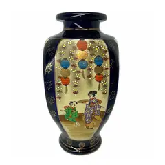 Foto de um(a) Antigo Vaso Jarro Oriental Em Porcelana Japonesa Satsuma, da categoria de Vasos. Antigo vaso Satsuma em porcelana artística japonesa, pintado à mão, decoração com cenas típicas orientais ao redor da peça,... Vendido no marketplace Trésors.