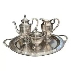 Foto de um(a) Antigo Conjunto De Café Chá Bandeja Bule Em Prata Eberle, da categoria de Conjuntos de café e chá. ~ Eberle Silverplated ~Antigo e elegante conjunto de chá composto por quatro peças, sendo elas; uma bandeja, um bule, uma... Vendido no marketplace Trésors.