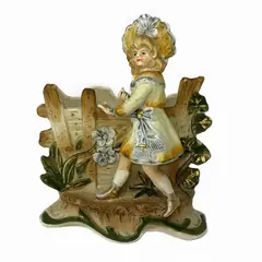 Foto de um(a) Antigo Bibelô Floreira Escultura Decorativa Biscuit Francês, da categoria de Escultura. Antiga floreira decorativa com figura de menina, peça artística toda feita e pintada à mão em biscuit francês. Início do... Vendido no marketplace Trésors.