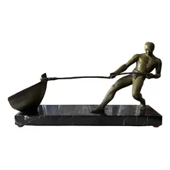 Foto de um(a) Antiga Escultura Masculina Art Deco Bronze Salvatore Riolo, da categoria de Escultura. Salvatore Riolo / Boatman Antigo e importante bloco escultórico em pétit bronze francês, com selo de autenticidade, base em... Vendido no marketplace Trésors.