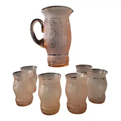 Foto de um(a) Antigo Conjunto Jarra Com Seis Copos Cristal Francês Satiné, da categoria de Jogos de taças e copos. Antigo e finíssimo conjunto de jarra com copos, serviço para seis pessoas. Peças artísticas em cristal francês, com detalhes... Vendido no marketplace Trésors.