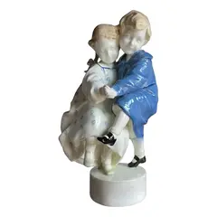 Foto de um(a) Antiga Escultura Casal Criança Porcelana Goldscheider Podola, da categoria de Escultura. ~ Goldscheider ~ Um tesouro dos anos de 1930. Antiga e importante escultura representando duas crianças brincando em... Vendido no marketplace Trésors.