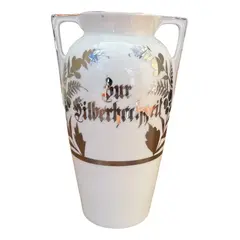 Foto de um(a) Antigo Vasinho Art Deco Em Porcelana Alemã Pintado Prata, da categoria de Vasos. Antigo e lindo vasinho em porcelana alemã. Pintado à mão com prata de lei Período Art DecoMedidas 16x10cmBocal 6cm. Vendido no marketplace Trésors.