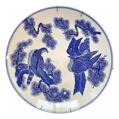 Foto de um(a) Antigo Prato Medalhão Porcelana Japonesa Imari Azul E Branco, da categoria de Pratos Decorativos. ~ Imari Blue and White ~ A celebre porcelana japonesa. Antigo e grande prato/medalhão em porcelana artística pintado à mão.... Vendido no marketplace Trésors.