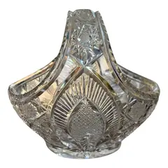 Foto de um(a) Antiga Cestinha Decorativa Cristal Baccarat Lapidado À Mão, da categoria de Cestos e Caixas. Antiga e delicada cestinha decorativa em cristal francês, peça super versátil para compor ambientes. Primorosa lapidação... Vendido no marketplace Trésors.