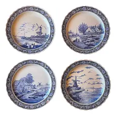Foto de um(a) Antigos Pratos Medalhões Porcelana Azul E Branco Delft Blue, da categoria de Pratos Decorativos. ~ Delft Blue ~ Antigo e raro conjunto com quatro grandes pratos/medalhões decorativos em porcelana artística, da renomada... Vendido no marketplace Trésors.