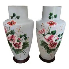Foto de um(a) Antigo Raro Par De Vasos Em Opalina Francesa Art Nouveau, da categoria de Vasos. Antigo e raro par de vasos artísticos em opalina francesa, cor azul bebê, decoração floral pintada à mão. Peças imponentes e... Vendido no marketplace Trésors.