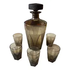 Foto de um(a) Antigo Conjunto Garrafa Licoreira E Copos Cristal Art Deco, da categoria de Garrafas. ~ Para servir e decorar ~ Antigo e excepcional serviço para licor composto por uma garrafa e cinco copinhos. Peças... Vendido no marketplace Trésors.