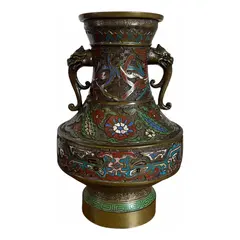 Foto de um(a) Antigo Vaso Com Alças Japonês Oriental Em Bronze Cloisonné, da categoria de Vasos. Antigo e importante vaso artístico com alças em bronze com Cloisonné, peça de excelente qualidade. Cada lado da peça segue... Vendido no marketplace Trésors.