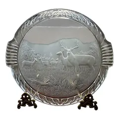 Foto de um(a) Antiga Bandeja Decorativa Com Alces Em Cristal Francês, da categoria de Bandejas. Para quem gosta de peças exclusivas.Antiga e grande bandeja em cristal francês, decorada com figuras de alces lapidados à... Vendido no marketplace Trésors.
