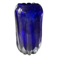 Foto de um(a) Antigo Vaso Jarro Art Deco Em Murano Italiano Azul Com Ouro, da categoria de Vasos. Antigo e imponente vaso em Murano italiano souflé gomado, em um tom de azul muito lindo. Com pó de ouro em sua composição.... Vendido no marketplace Trésors.