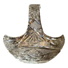 Foto de um(a) Antigo Centro De Mesa Vaso Cesta Decorativa Cristal Baccarat, da categoria de Cestos e Caixas. ~ Baccarat ~ Antiga cesta decorativa em cristal francês, peça super versátil para compor ambientes. Primorosa lapidação... Vendido no marketplace Trésors.