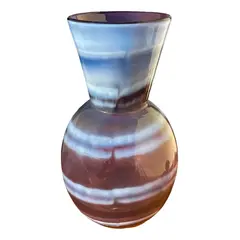 Foto de um(a) Antigo Grande Vaso Art Deco Em Murano Italiano Opalescente, da categoria de Vasos. ~ Italy Glass ~Antigo e grande vaso artístico em Murano em tons de lilás e branco leitoso. As cores são fascinantes, super... Vendido no marketplace Trésors.