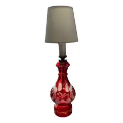 Foto de um(a) Antigo Abajur Luminária D Mesa Cristal Tcheco Egermann Glass, da categoria de Abajures. ~ Egermann Glass ~ Antigo e lindo abajur em cristal Tcheco vermelho rubi, com primorosa lapidação manual. Ao redor da peça é... Vendido no marketplace Trésors.