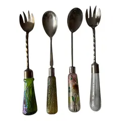 Foto de um(a) Antiga Coleção Talheres Salada Garfos Art Deco Vidro Loetz, da categoria de Garfos. Antigos talheres para servir em metal espessurado a prata. Os verdes são austríacos da renomada Loetz Glass. O veneziano é... Vendido no marketplace Trésors.