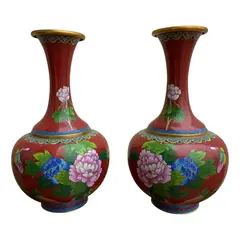 Foto de um(a) Antigo Par De Vasos Jarros Orientais Em Bronze Cloisonné, da categoria de Vasos. ~ Cloisonné ~Antigo e belíssimo par de vasos decorativos em bronze esmaltados à mão. Essa técnica de trabalho em esmalte na... Vendido no marketplace Trésors.