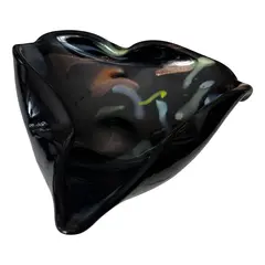 Foto de um(a) Antigo Bowl Centro Decorativo Murano Italiano Preto Art Deco, da categoria de Centro de mesa. Antigo e lindo bowl decorativo em Murano italiano com o fundo preto e nuances coloridas. Borda ondulada, belíssima... Vendido no marketplace Trésors.
