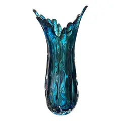 Foto de um(a) Antigo Grande Vaso Cornucópia Em Murano Italiano Azul, da categoria de Vasos. Antigo e grande vaso artístico em Murano italiano na cor azul. Lindo trabalho em camadas, todo feito à mão. Década de... Vendido no marketplace Trésors.