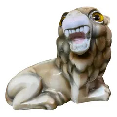 Foto de um(a) Antiga Escultura Abajur Leão Porcelana Italiana Capodimonte, da categoria de Abajures. Capodiomonte. Antigo e raro abajur no formato de leão com traços do período Art Deco, peça artística, feita à mão. Porcelana... Vendido no marketplace Trésors.