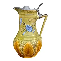 Foto de um(a) Antigo Raro Jarro Para Vinho Em Majolica Faiança Alemã, da categoria de Jarros. Antigo e raro jarro para servir vinho em majólica/faiança alemã vitrificada. Decoração floral em relevo e tampa em estanho.... Vendido no marketplace Trésors.