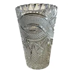 Foto de um(a) Antigo Raro Jarro Vaso Boca Larga Em Cristal Tcheco Lapidado, da categoria de Vasos. Antigo e clássico vaso artístico em cristal Tcheco lapidado à mão. Lapidação estrelada e ponta de diamante, uma beleza! Peça... Vendido no marketplace Trésors.