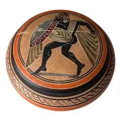 Foto de um(a) Antiga Caixa Decorativa Em Cerâmica Grega Pintada À Mão, da categoria de Cestos e Caixas. Hand Made in Greece. Antiga e especial caixa decorativa ou porta joias em cerâmica artística grega, ricamente moldado e... Vendido no marketplace Trésors.
