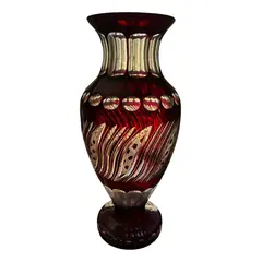 Foto de um(a) Antigo Grande Vaso Jarro Em Cristal Baccarat Lapidado Bordô, da categoria de Vasos. Antigo e grande vaso em cristal europeu doublé na cor bordô. Em contato com a luz ele fica com um tom mais avermelhado,... Vendido no marketplace Trésors.