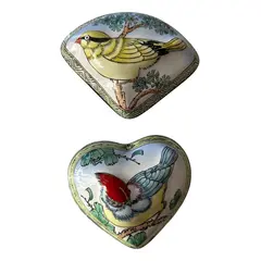 Foto de um(a) Antigo Par De Caixinhas Decorativas Colecionáveis Pássaros, da categoria de Cestos e Caixas. Antigo e maravilhoso par de caixinhas decorativas em metal esmaltado à mão com decoração de pássaros. Bastante riqueza de... Vendido no marketplace Trésors.