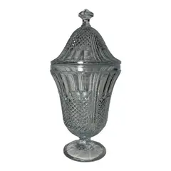 Foto de um(a) Compoteira em cristal bico de jaca, da categoria de Garrafas, potes e jarros. Imponente compoteira em bico de jaca, linda. Modelo clássico e perfeitas condições. Vendido no marketplace Trésors.