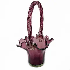 Foto de um(a) Antiga Grande Cesta Art Deco Em Murano Italiano Feito À Mão, da categoria de Cestos e Caixas. Antiga e linda cesta em Murano italiano, feita à mão. Peça muito decorativa. Art Deco. Medidas 35x18cm. Vendido no marketplace Trésors.
