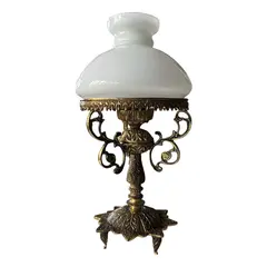 Foto de um(a) Antiga Luminária Clássica Abajur De Mesa Bronze E Opalina, da categoria de Abajures. Antigo e lindo abajur com estrutura em bronze todo trabalhado e cúpula em opalina branca. Todo original. Medidas 36x19cm. Vendido no marketplace Trésors.