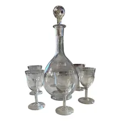 Foto de um(a) Antigo Conjunto Garrafa Cálices Cristal Francês Saint Louis, da categoria de Garrafas e Decantadores. Antigo e finíssimo conjunto para bebidas, composto por garrafa e seis cálices em cristal francês, da renomada Cristallerie... Vendido no marketplace Trésors.