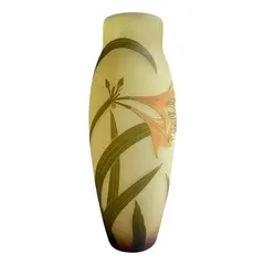 Foto de um(a) Antigo Grande Vaso Art Nouveau Vidro Francês Arsall Glass, da categoria de Vasos. ~ Arsall Glass ~Antigo e grande vaso francês em vidro artístico em tons de verde. A peça é toda feita à mão, decoração... Vendido no marketplace Trésors.