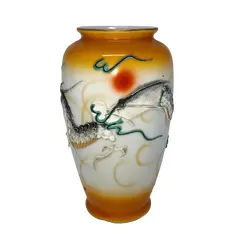 Foto de um(a) Antigo Vaso Com Dragão Em Porcelana Japonesa Pintado À Mão, da categoria de Vasos. Antigo e diferente vaso em porcelana japonesa, pintado à mão com linda figura de dragão em alto relevo. Meados do século XX.... Vendido no marketplace Trésors.